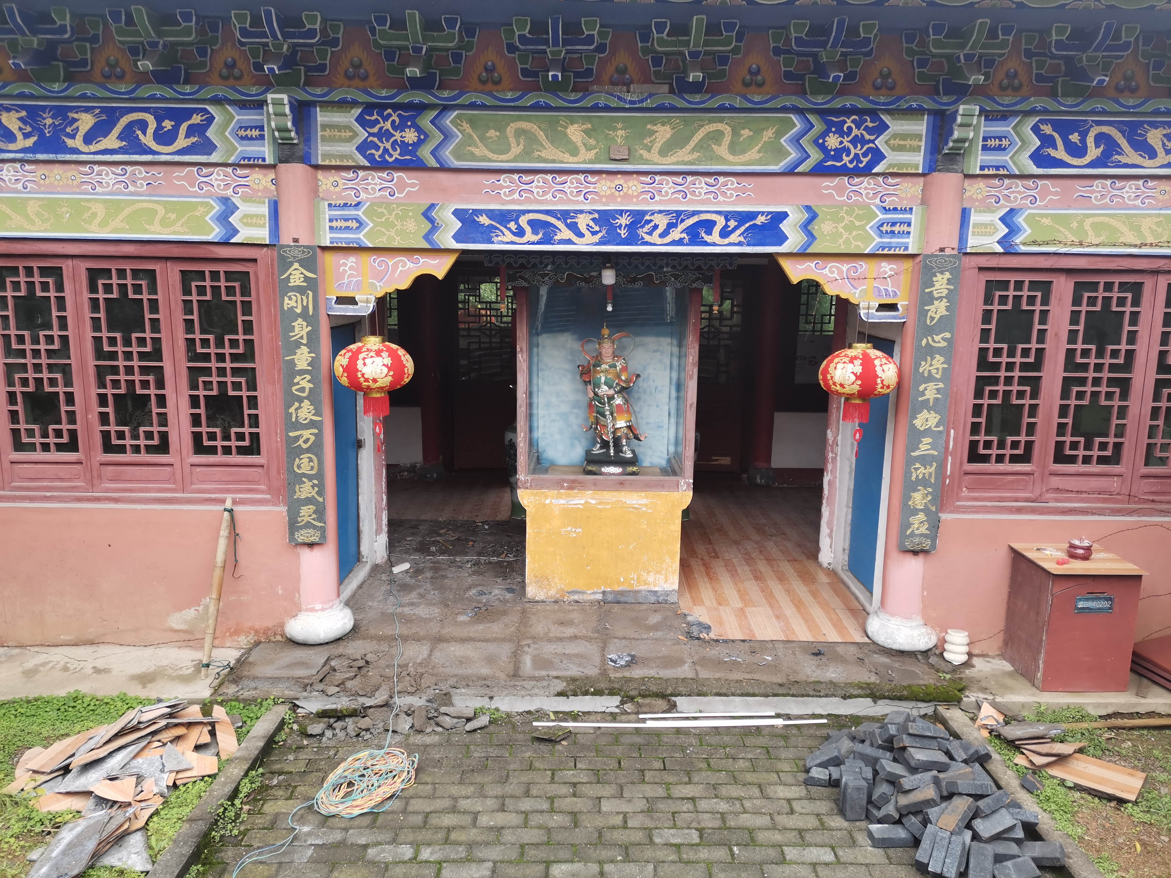 金彩汇天王殿铺设地砖及牌匾贴金